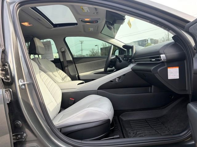 Used 2025 Hyundai Elantra Limited w/ Cargo Package image 25