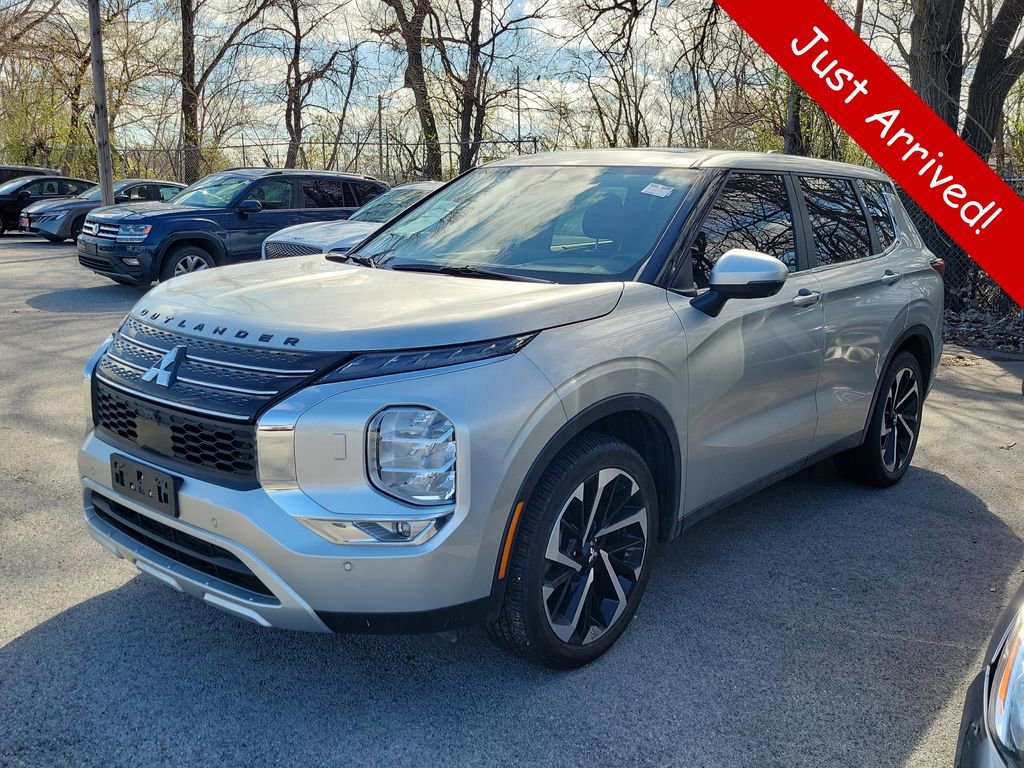 Used 2024 Mitsubishi Outlander SE image 2