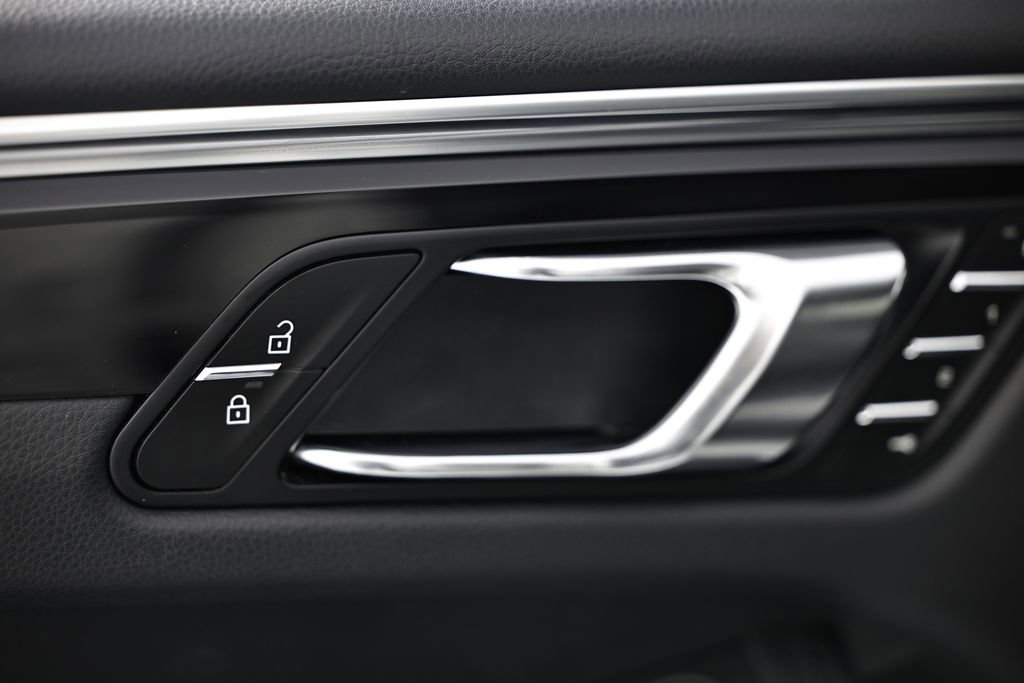 Used 2025 Porsche Macan image 19