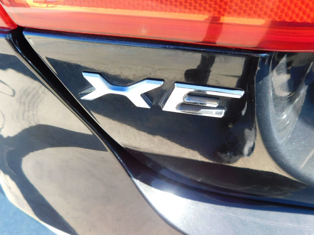 Used 2017 Jaguar XE Premium RWD image 13