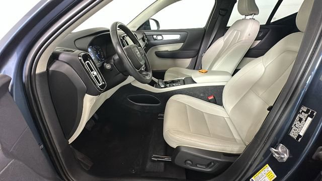 Used 2021 Volvo XC40 T4 Momentum FWD image 12