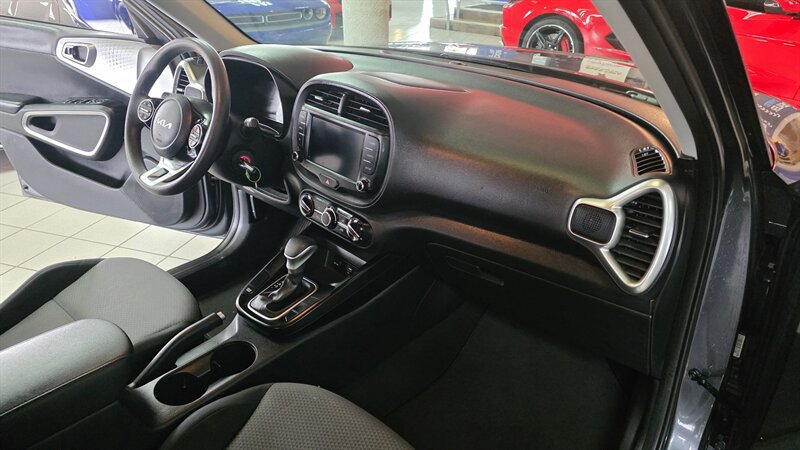 Used 2023 Kia Soul LX w/ LX Technology Package FWD image 25