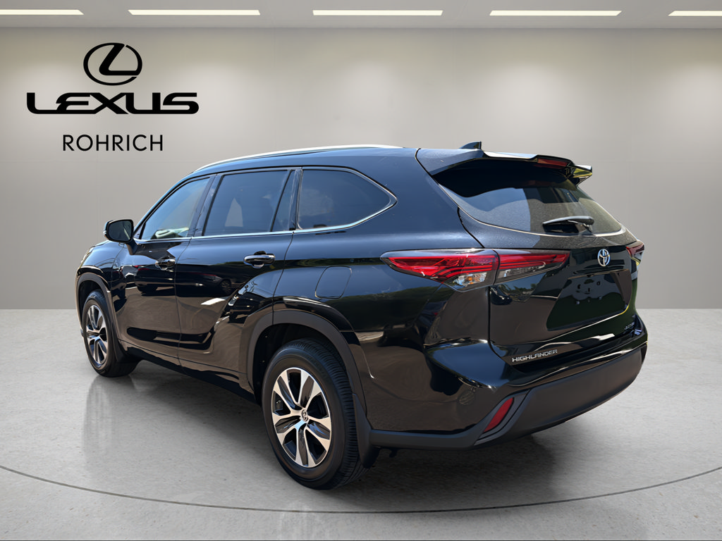 Used 2022 Toyota Highlander XLE AWD/4WD image 8