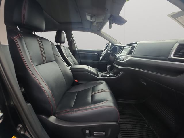 Certified 2019 Toyota Highlander SE w/ Nightshade Edition AWD/4WD image 13