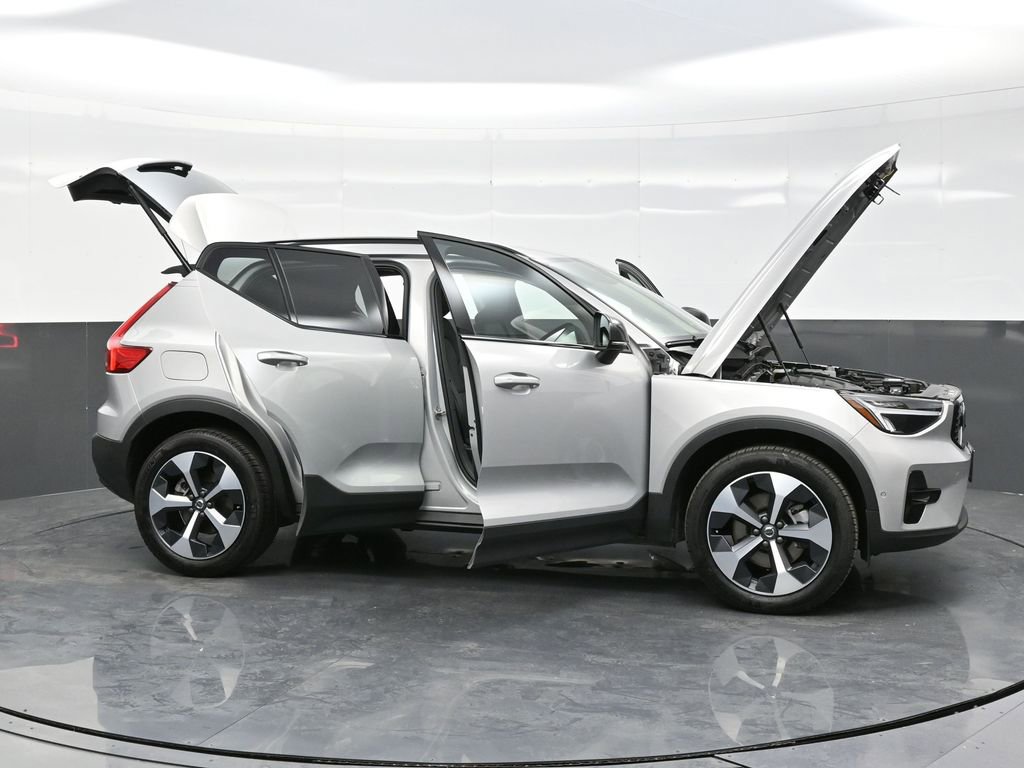 Used 2024 Volvo XC40 B5 Plus image 31