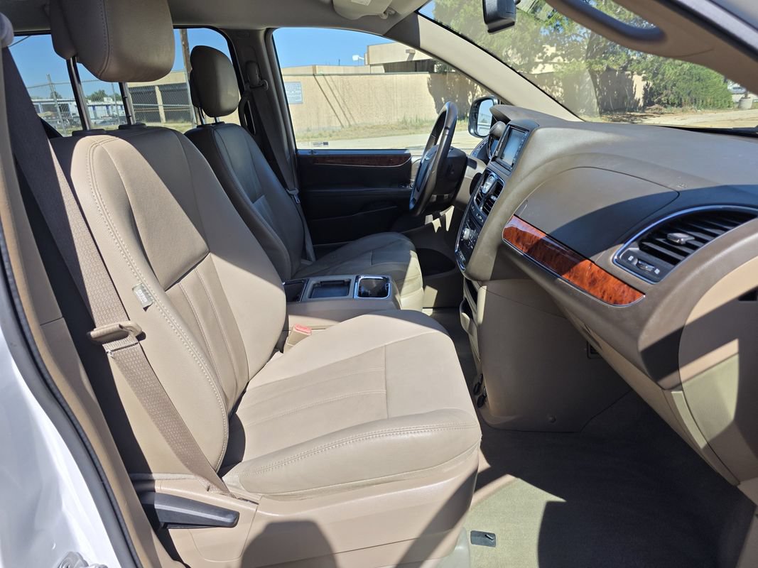 Used 2015 Chrysler Town & Country Touring FWD image 22