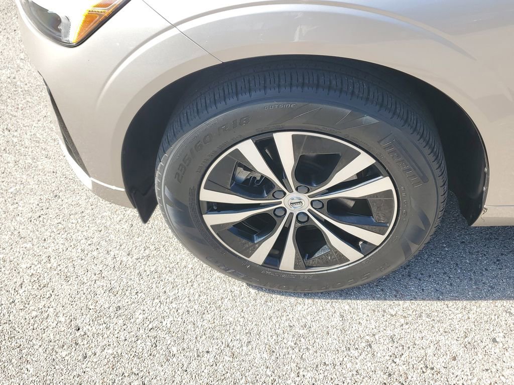 Used 2024 Volvo XC60 B5 Core image 12