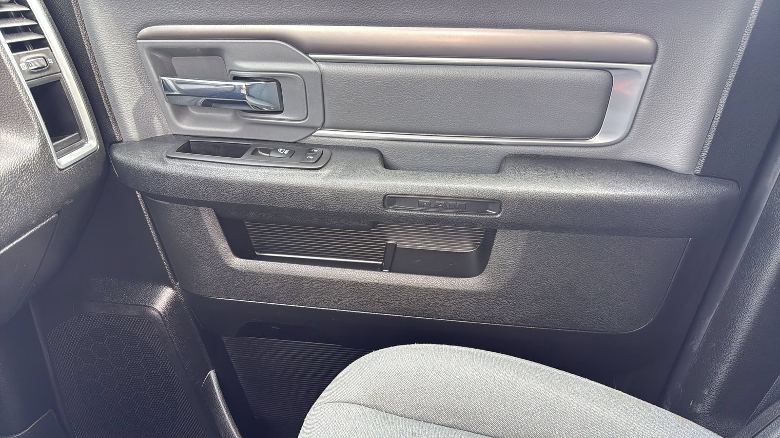 Used 2023 RAM 1500 Classic SLT AWD/4WD image 23