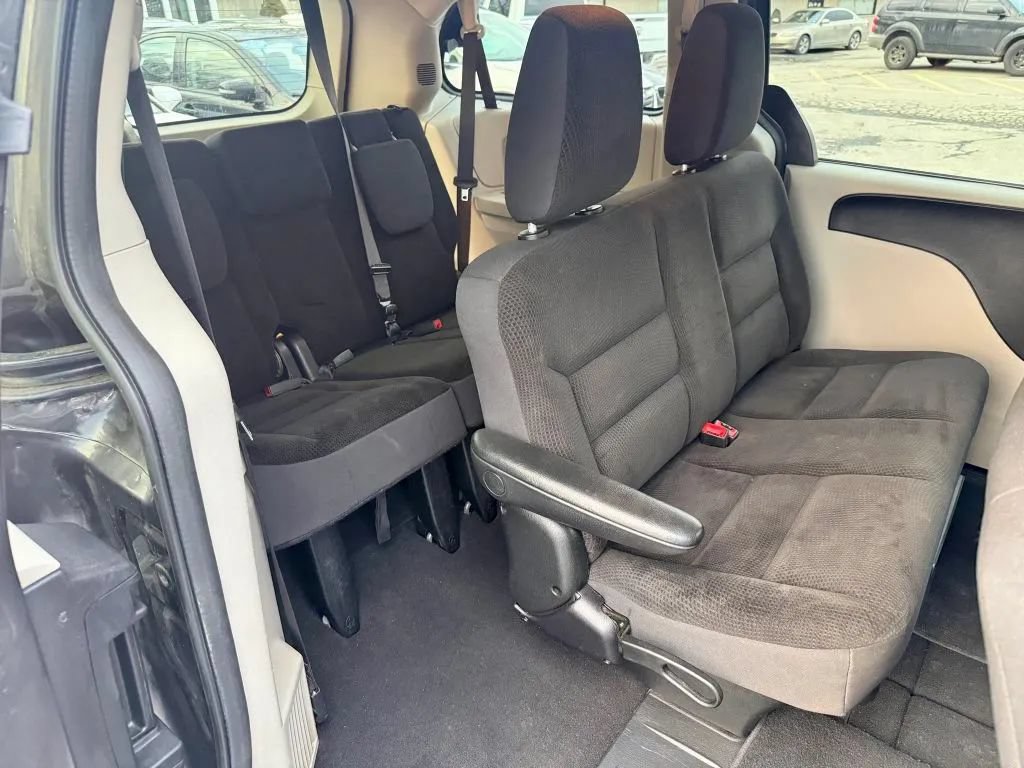 Used 2018 Dodge Grand Caravan SE w/ UConnect Hands-Free Group FWD image 14