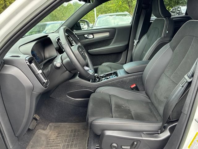Used 2023 Volvo XC40 B5 Plus w/ Protection Package Premier AWD/4WD image 13