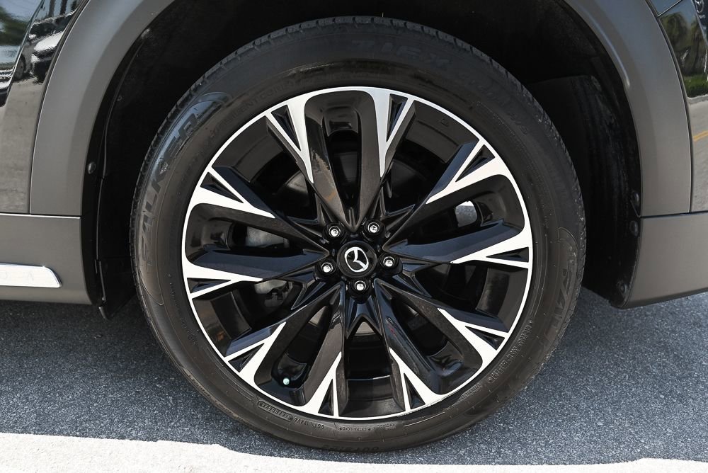 Used 2024 MAZDA CX-90 Plug-In Hybrid w/ Premium Pkg image 8