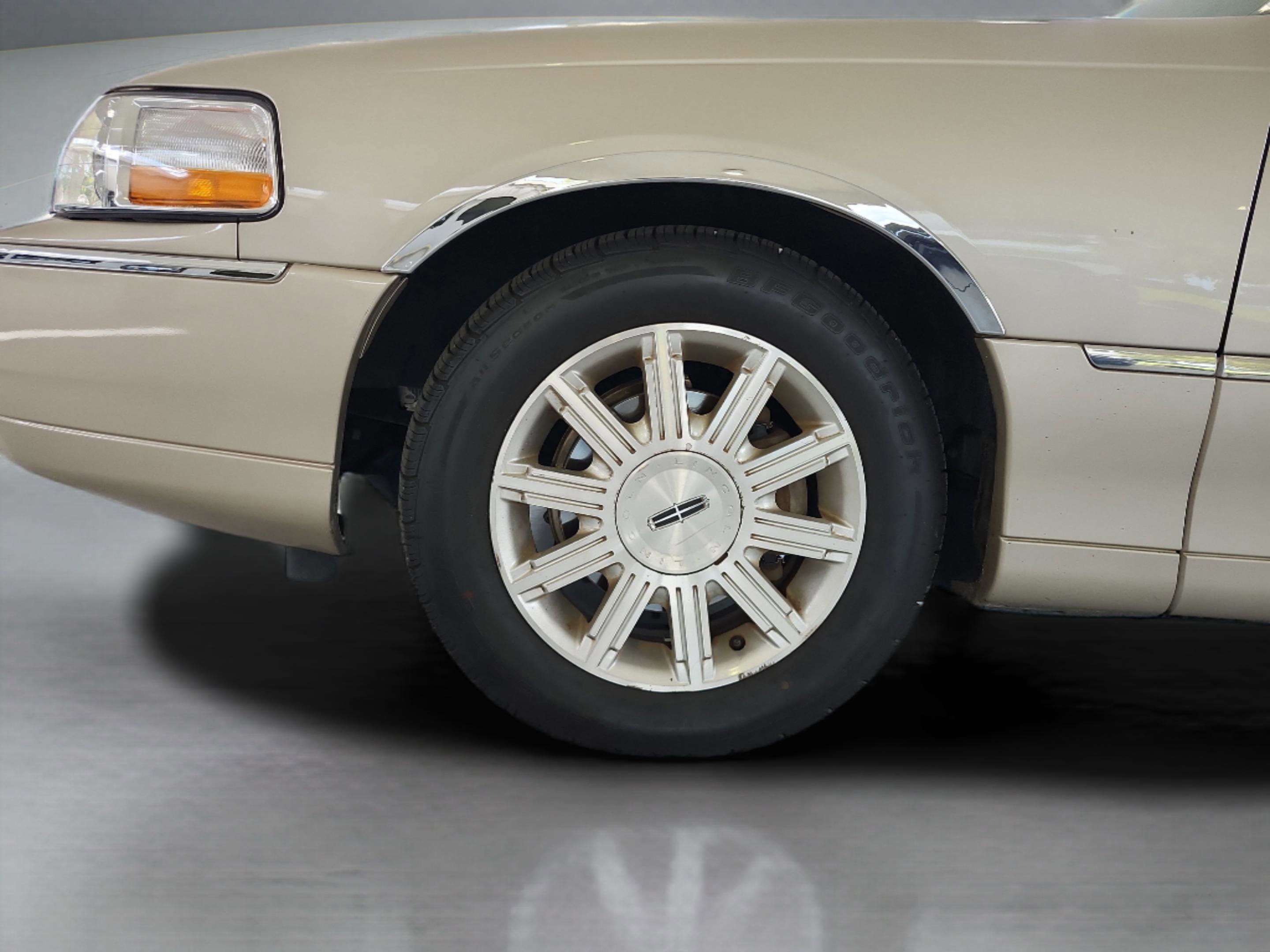 Used 2009 Lincoln Town Car Signature Limited RWD image 27