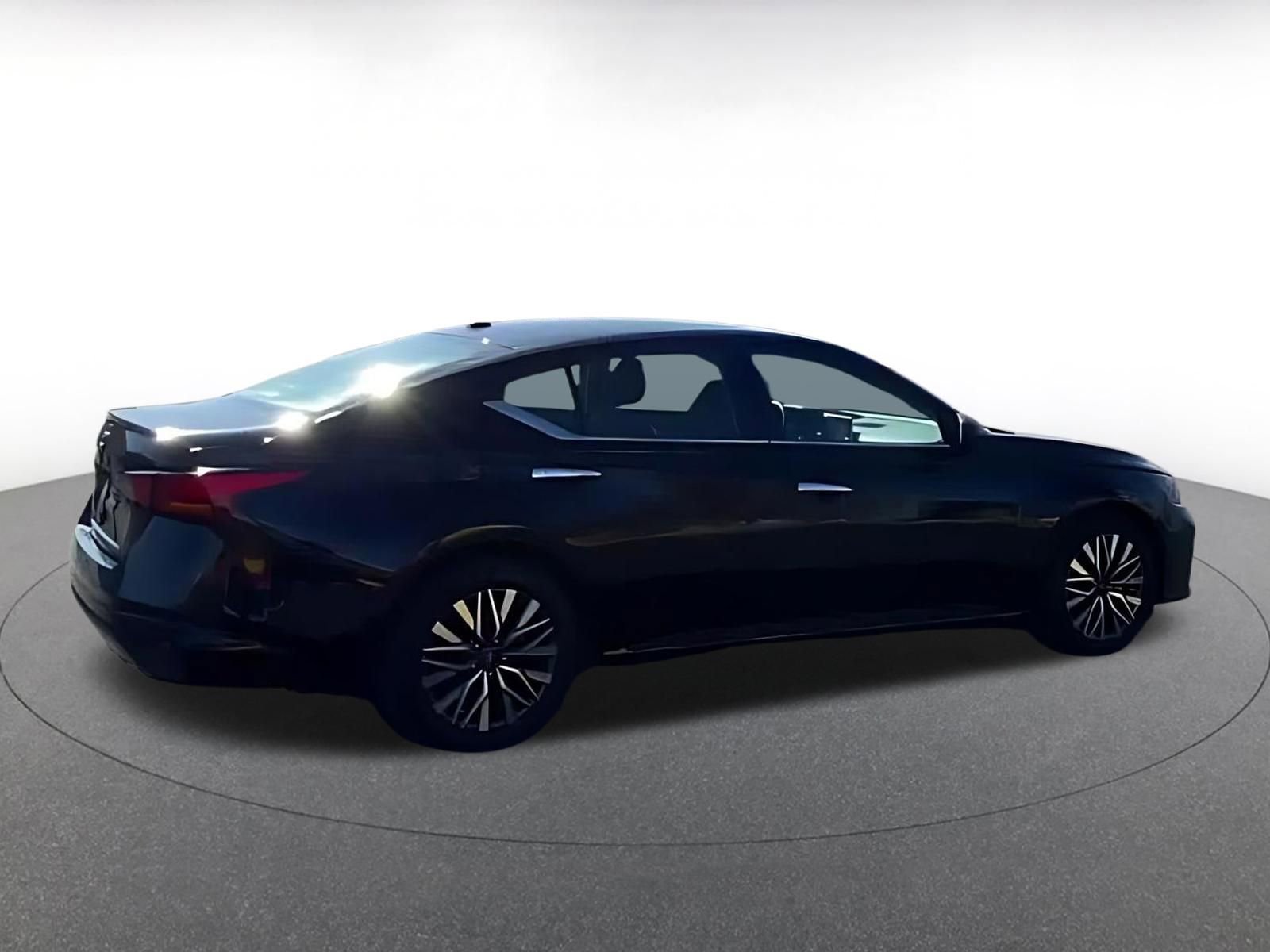 Used 2025 Nissan Altima 2.5 SV image 9