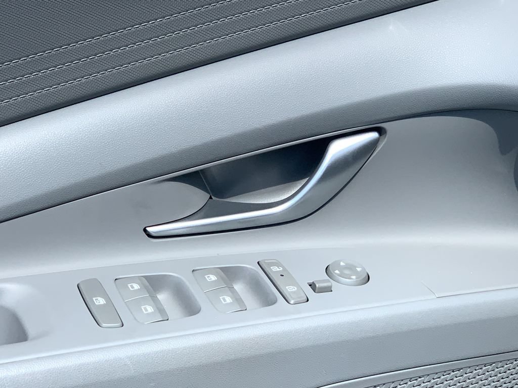 Certified 2026 Hyundai Elantra SE FWD image 12