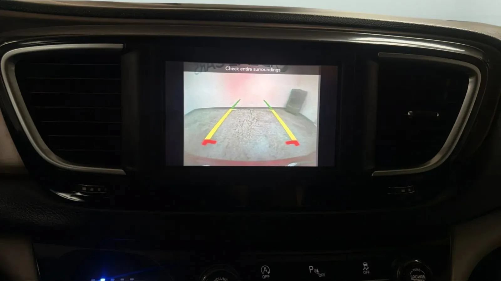 Used 2019 Chrysler Pacifica Touring-L FWD image 14