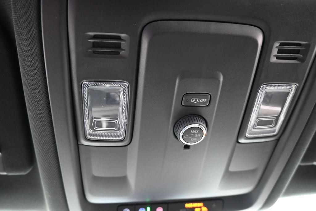 Used 2025 Chevrolet Suburban LT RWD image 37