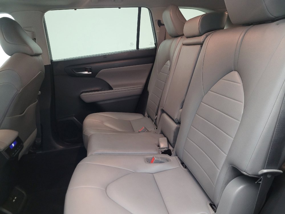 Used 2020 Toyota Highlander XLE AWD/4WD image 18