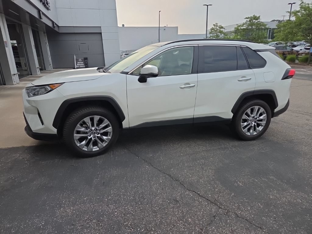 Used 2019 Toyota RAV4 Limited w/ Advanced Technology Package AWD/4WD image 3
