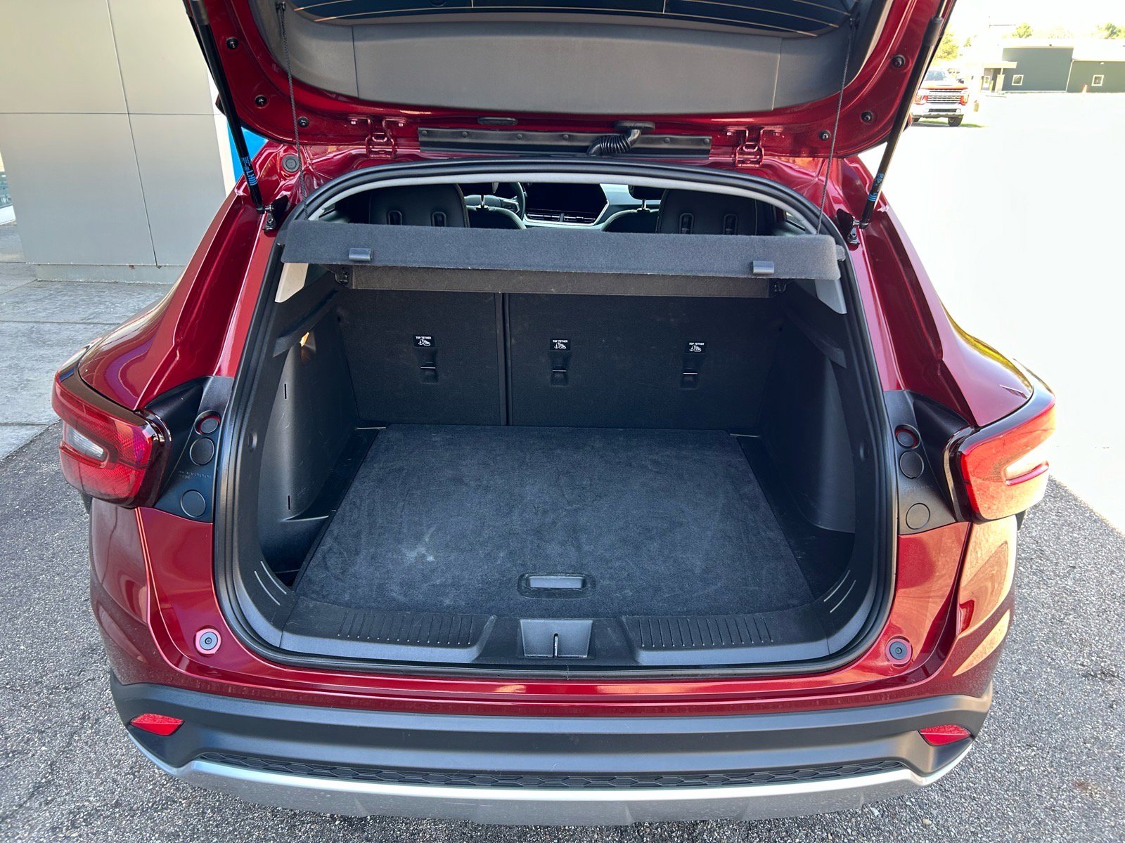 Used 2025 Chevrolet Trax LT w/ LT Convenience Package FWD image 3