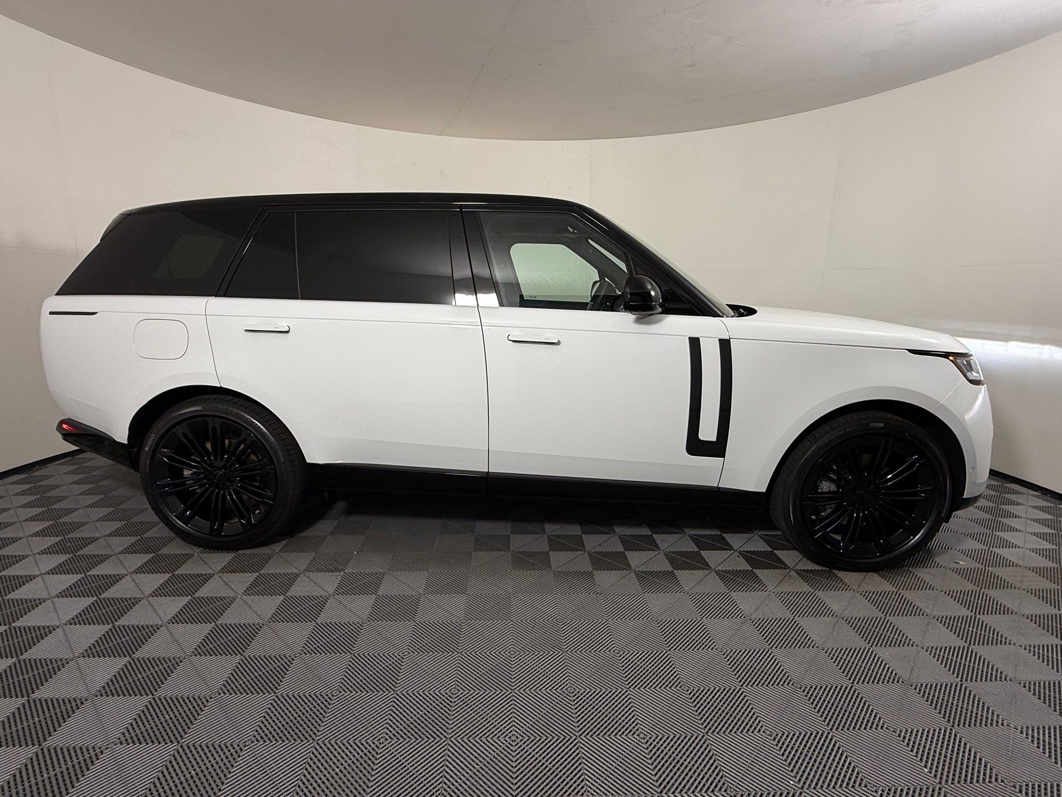 New 2026 Land Rover Range Rover Long Wheelbase SE AWD/4WD image 8