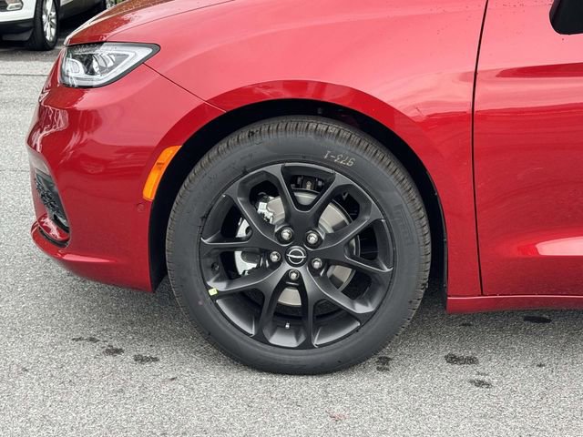 New 2026 Chrysler Pacifica Limited image 9