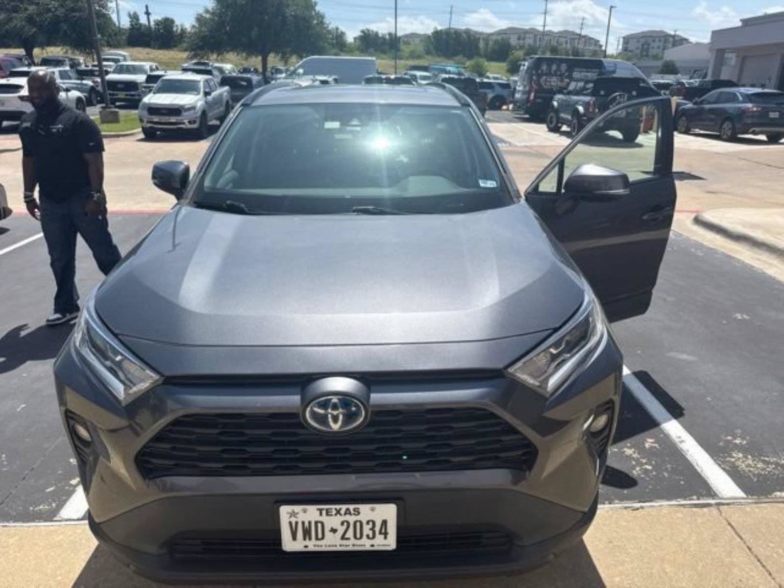 Used 2021 Toyota RAV4 XLE Premium AWD/4WD image 5