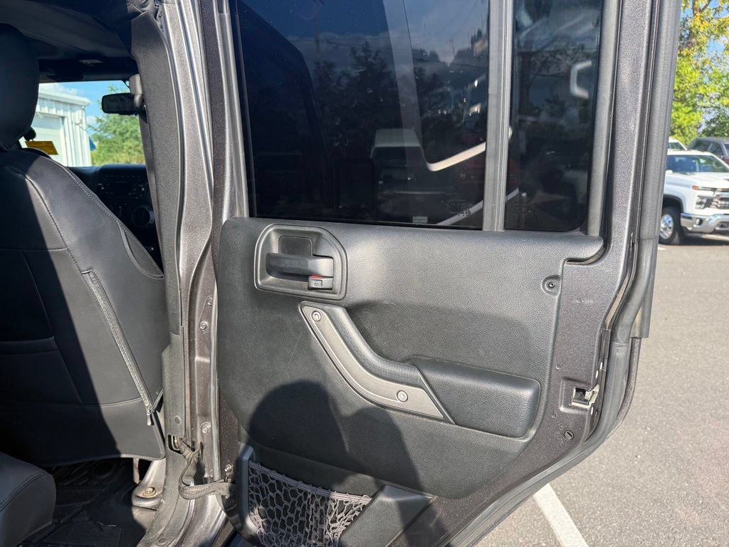 Used 2017 Jeep Wrangler Unlimited Rubicon w/ Connectivity Group AWD/4WD image 16