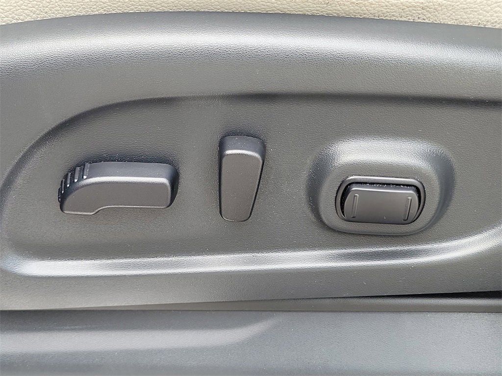 Used 2020 Nissan Titan SL w/ Moonroof Package image 20