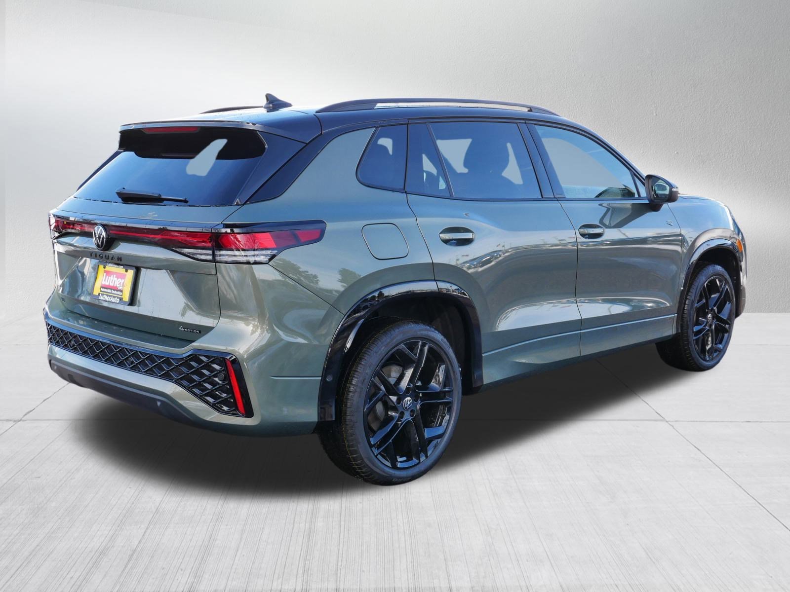 New 2026 Volkswagen Tiguan SE R-Line image 3