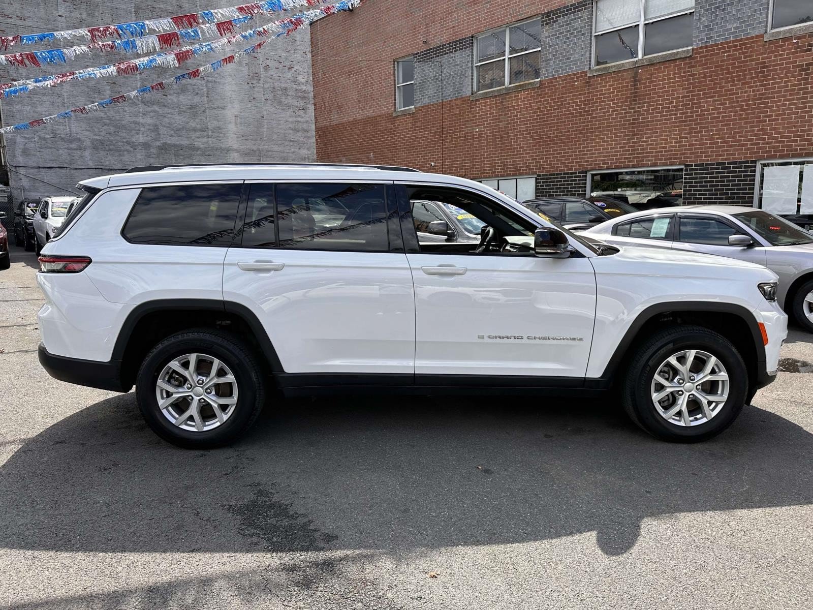 New 2023 Jeep Grand Cherokee L Limited AWD/4WD image 2