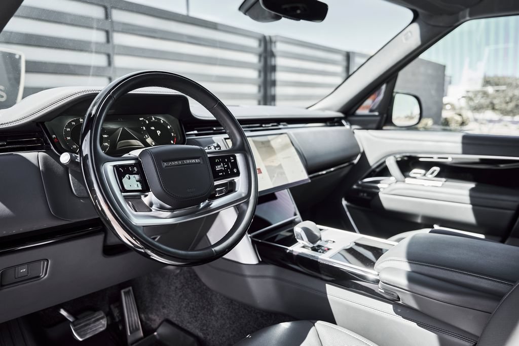 Used 2024 Land Rover Range Rover SE AWD/4WD image 2
