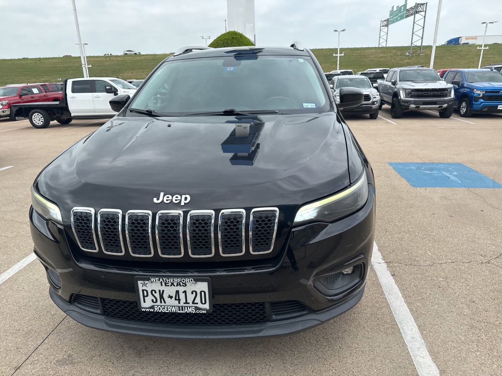 Used 2019 Jeep Cherokee Latitude Plus w/ Comfort/Convenience Group FWD image 9