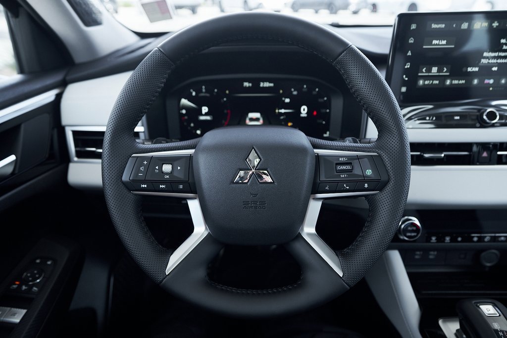 New 2025 Mitsubishi Outlander SE image 33