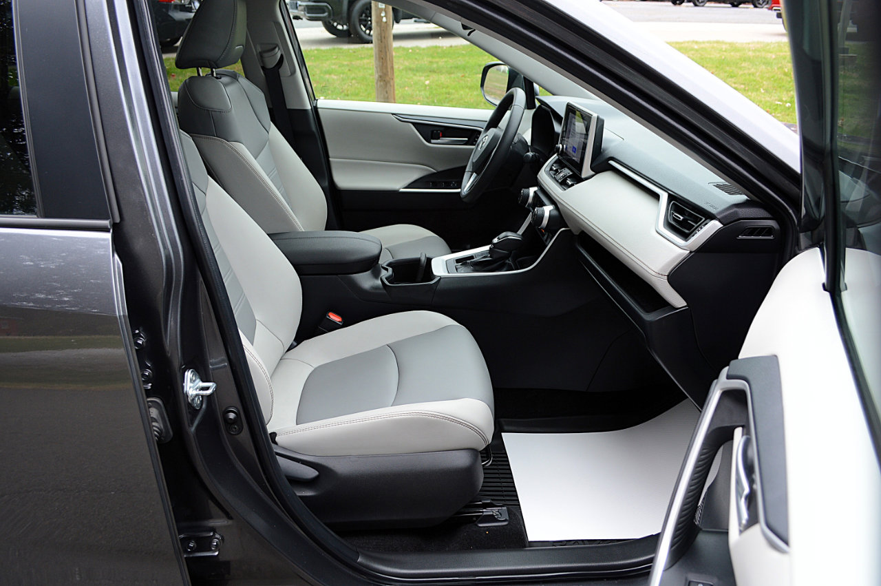 Used 2025 Toyota RAV4 XLE Premium image 18