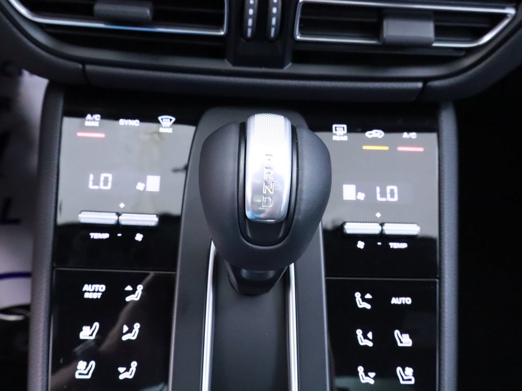 Certified 2025 Porsche Macan AWD/4WD image 32