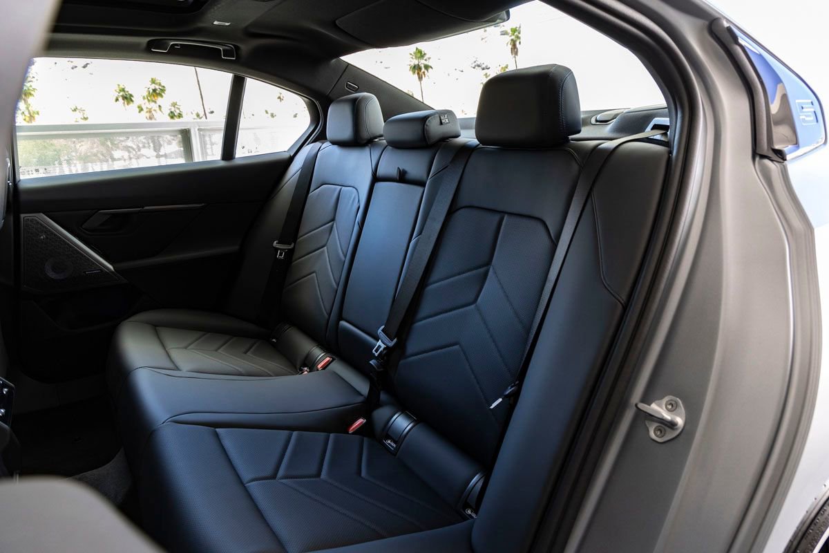 New 2026 BMW 550e xDrive AWD/4WD image 25