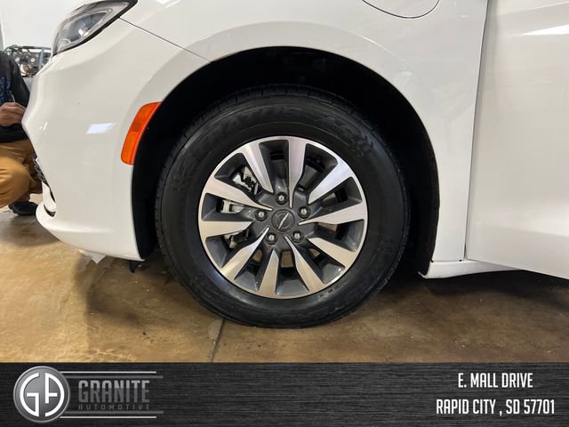 Used 2024 Chrysler Pacifica Select image 2