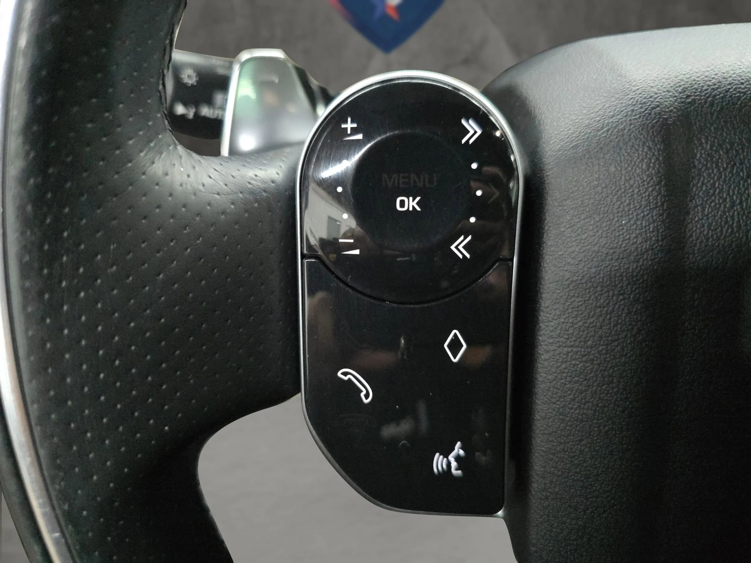 Used 2018 Land Rover Range Rover Velar R-Dynamic SE image 26