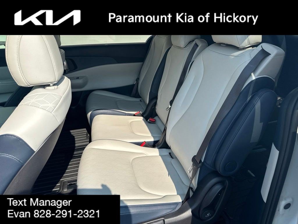 Used 2025 Kia Carnival EX FWD image 16