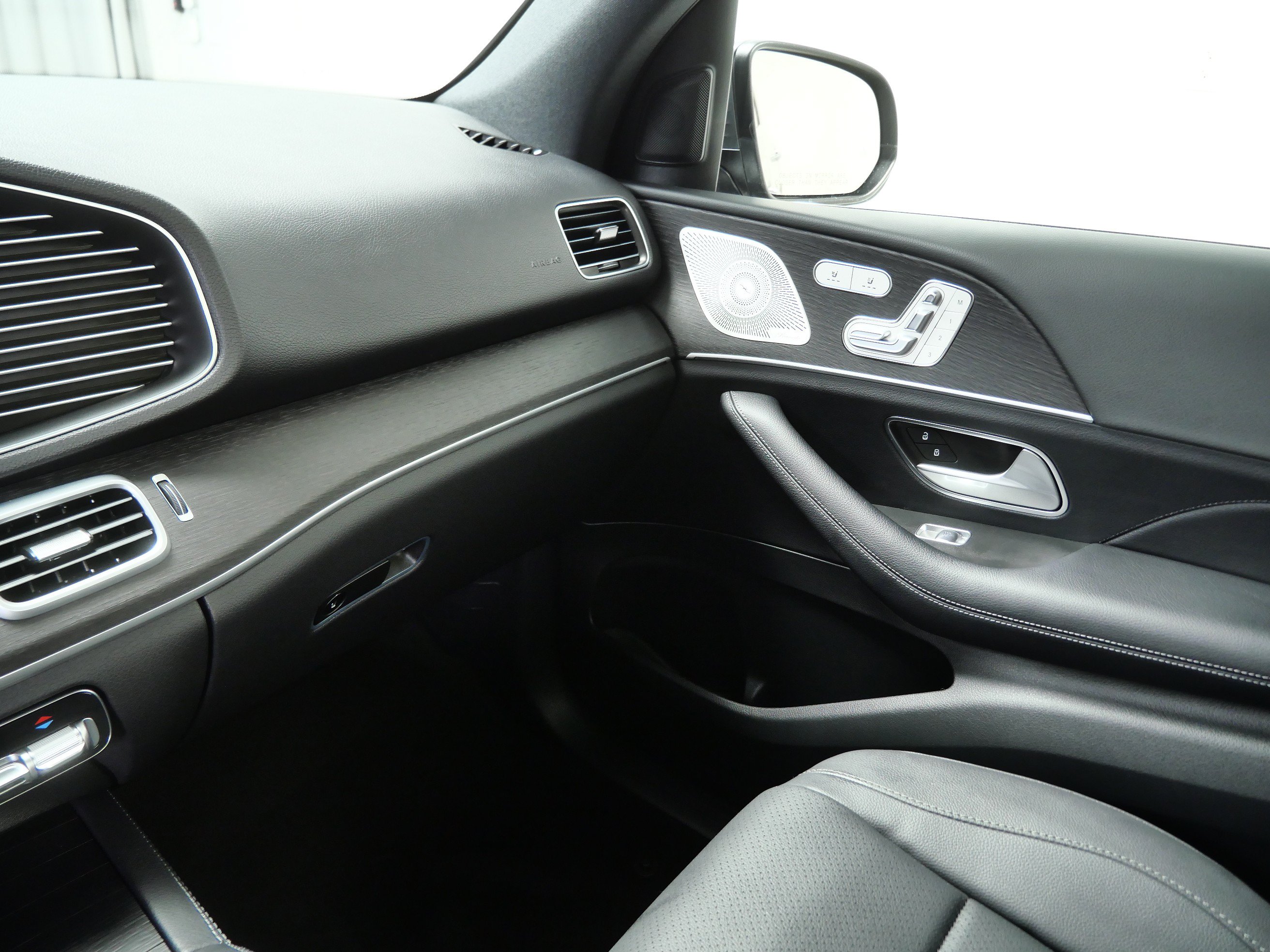 Certified 2025 Mercedes-Benz GLE 450e 4MATIC w/ Driver Assistance Package image 21