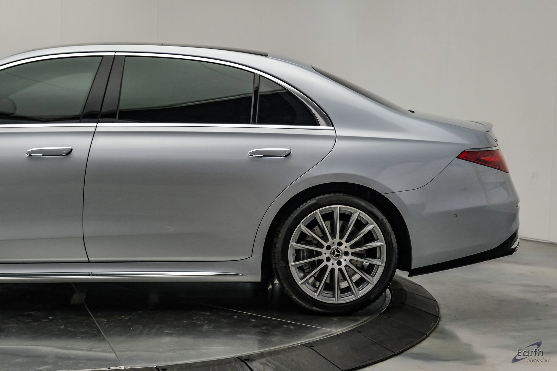 Used 2022 Mercedes-Benz S 580 4MATIC Sedan w/ AMG Line Package image 12