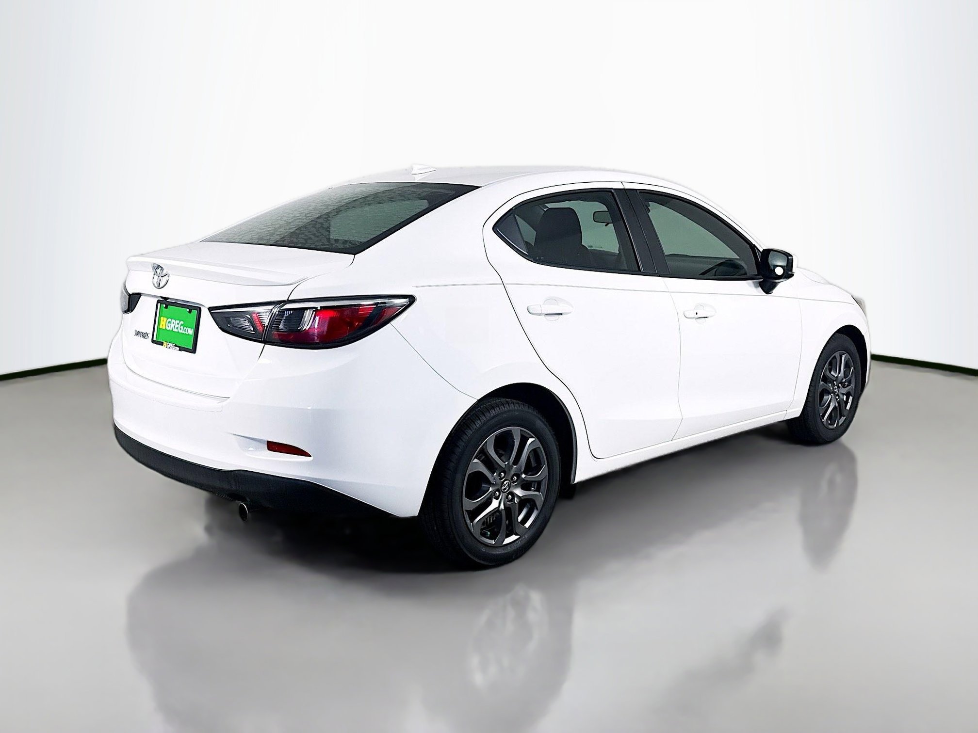 Used 2019 Toyota Yaris L image 10