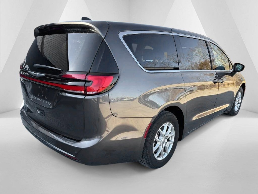 Used 2023 Chrysler Pacifica Touring-L image 7