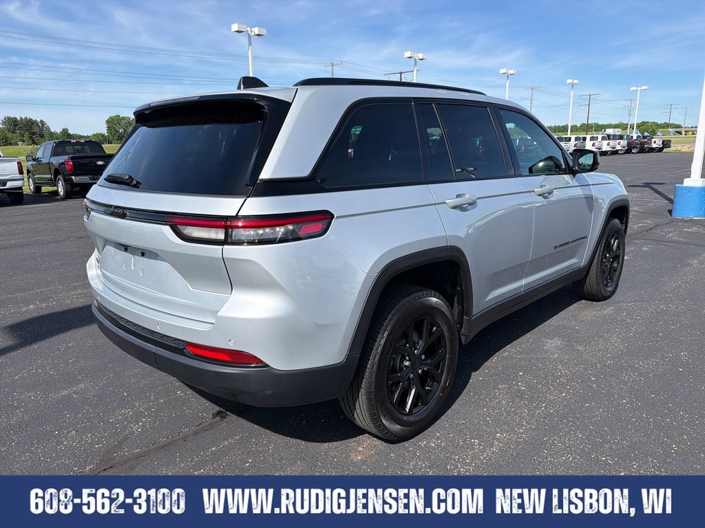 Used 2025 Jeep Grand Cherokee Altitude AWD/4WD image 5