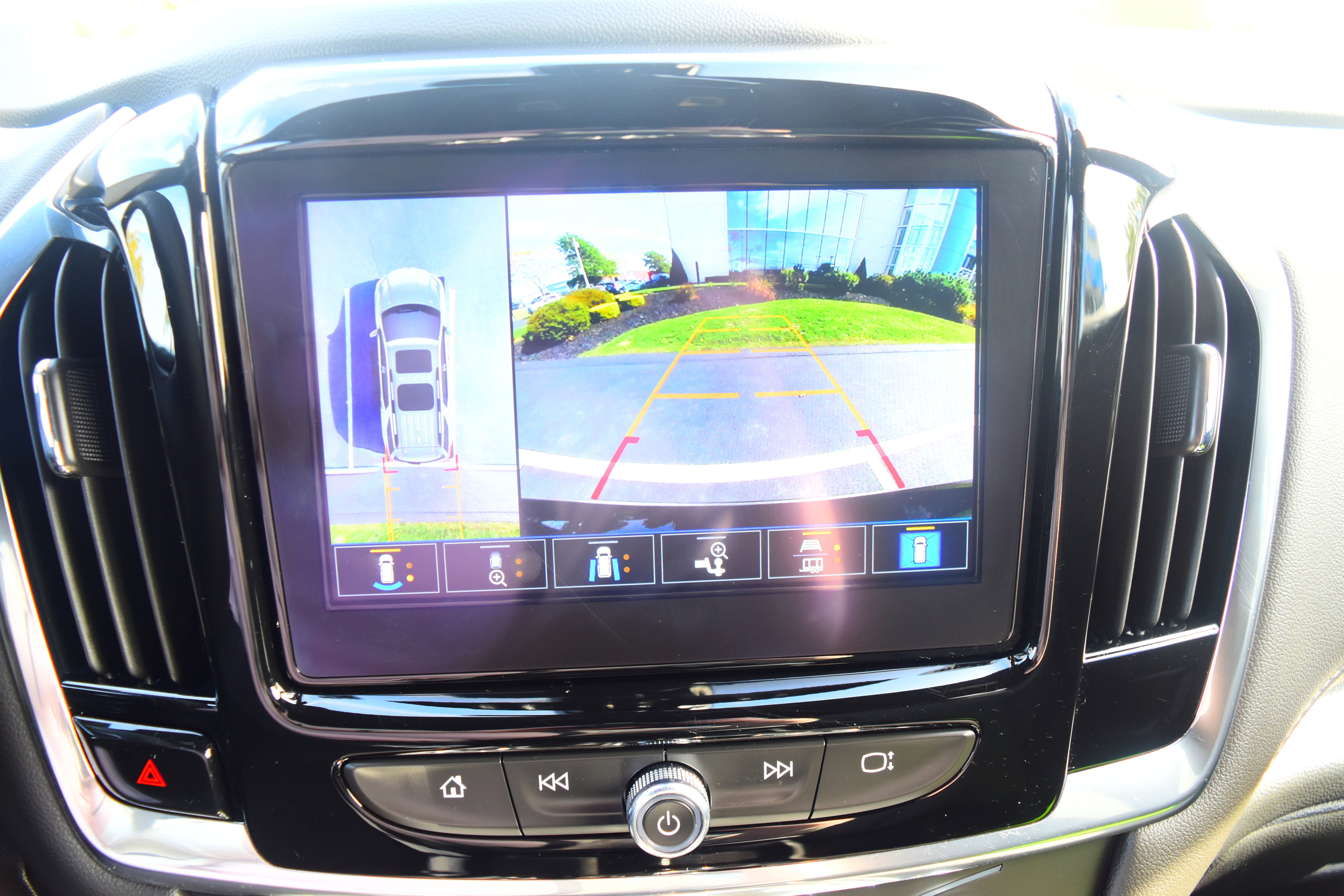 Used 2023 Chevrolet Traverse LT w/ Rear Camera Mirror Package image 23