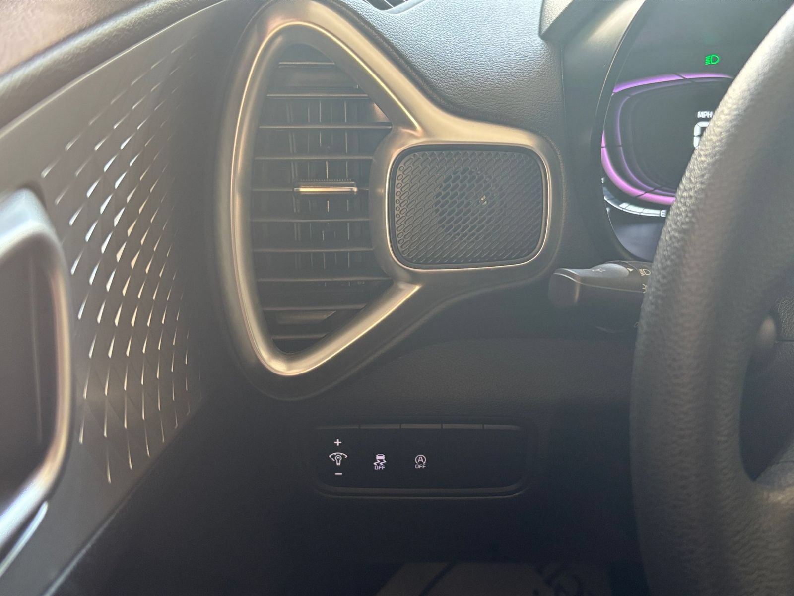 Used 2025 Kia Soul LX w/ LX Technology Package FWD image 30