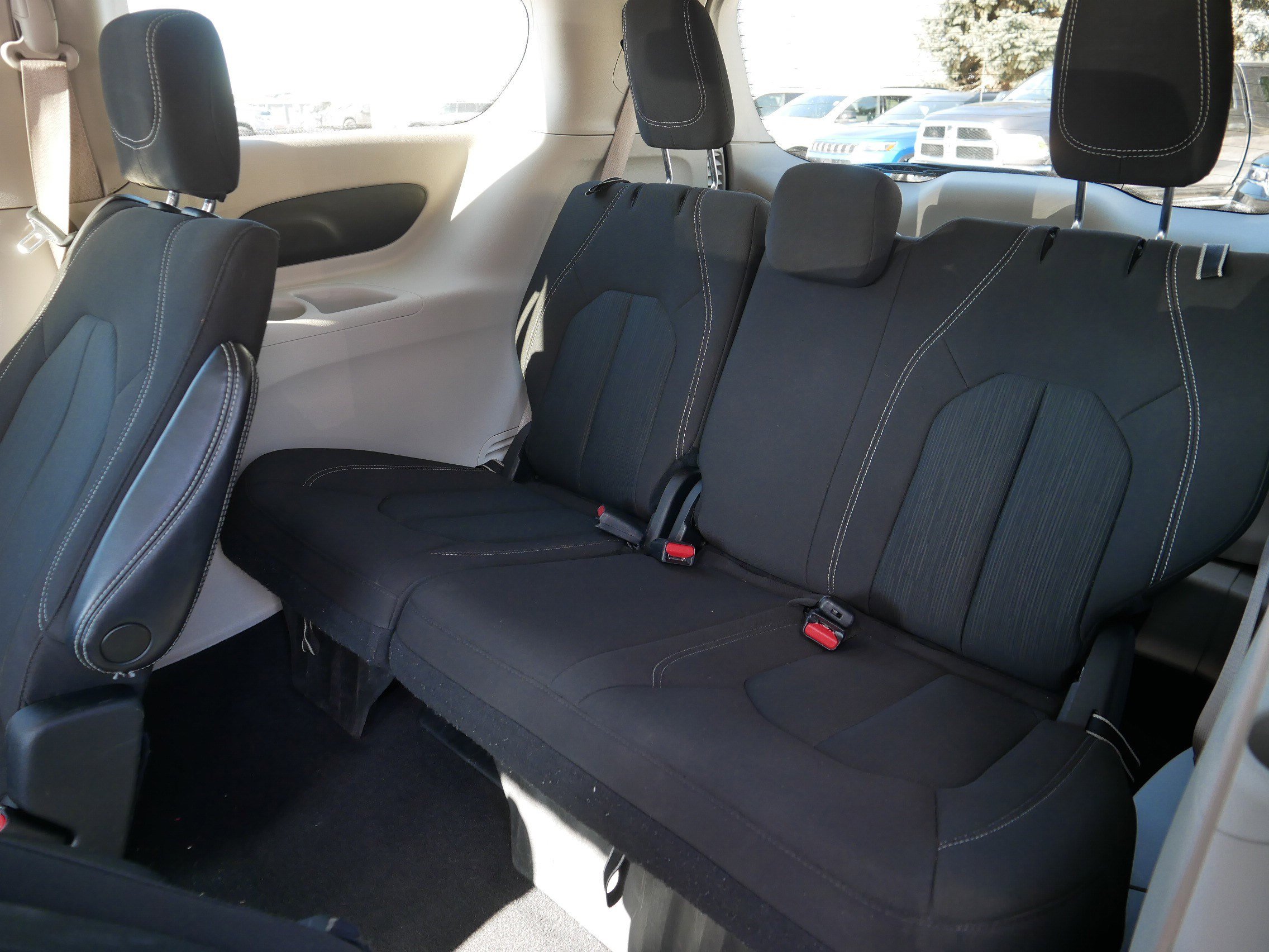 Used 2022 Chrysler Voyager LX image 35