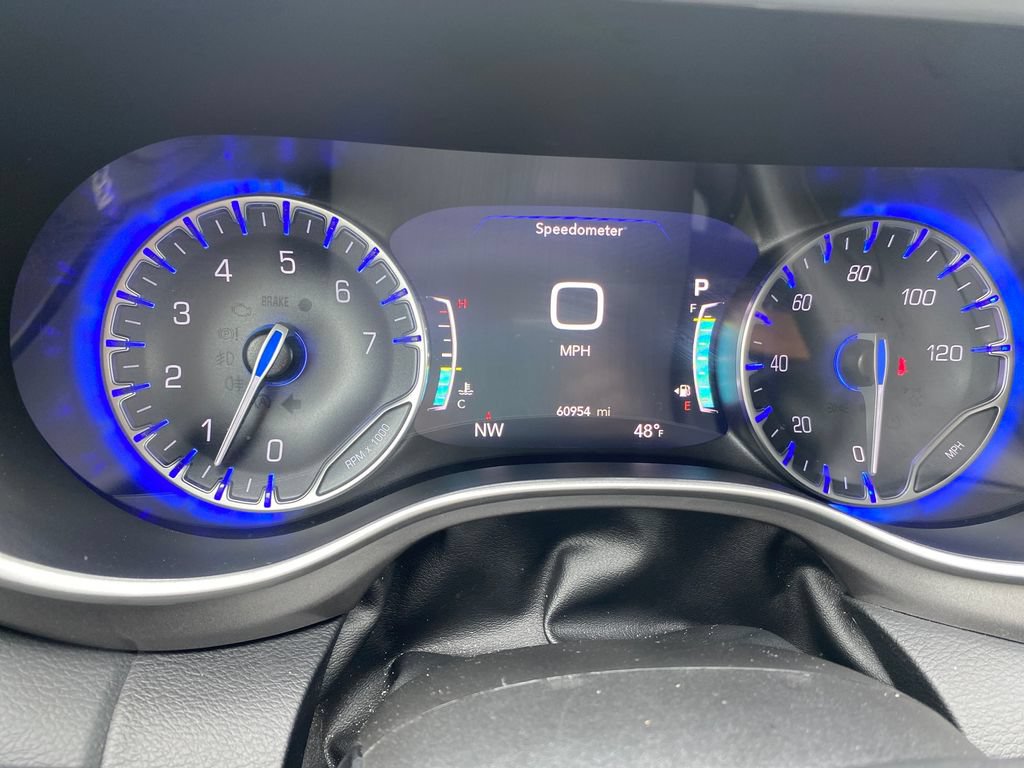 Used 2023 Chrysler Pacifica Touring-L FWD image 16