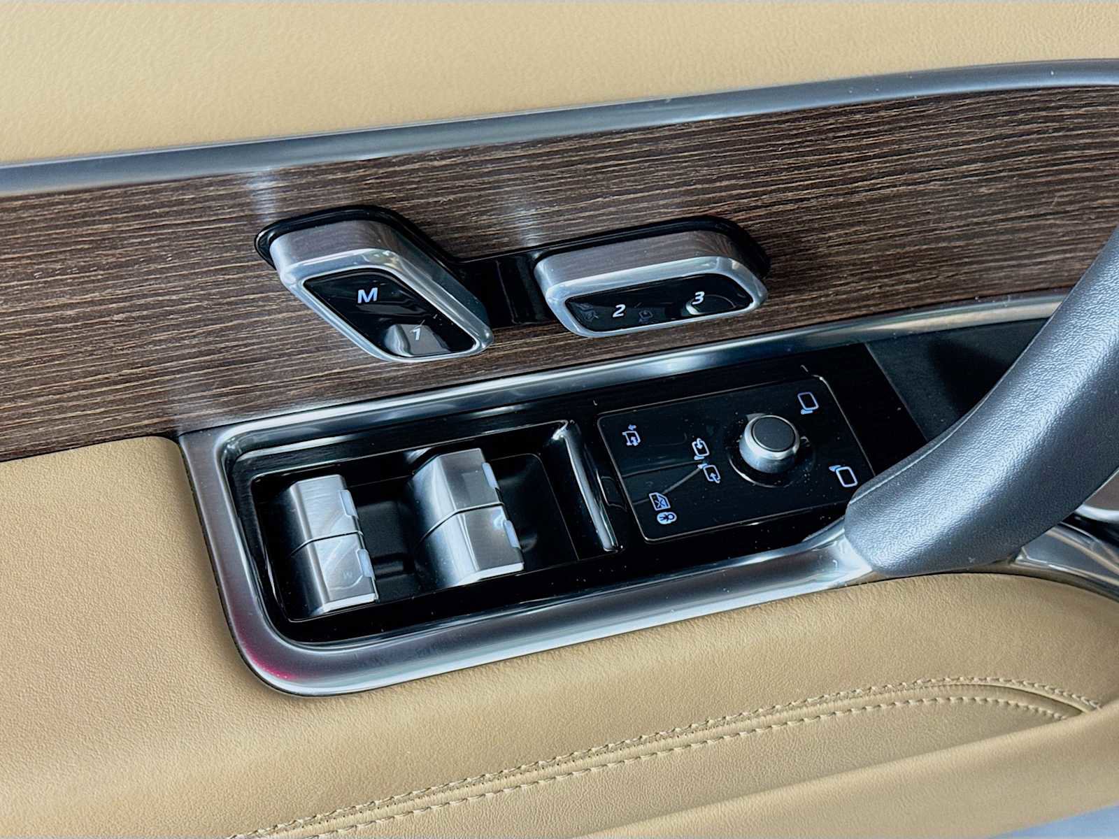 Used 2024 Land Rover Range Rover Long Wheelbase SE image 19