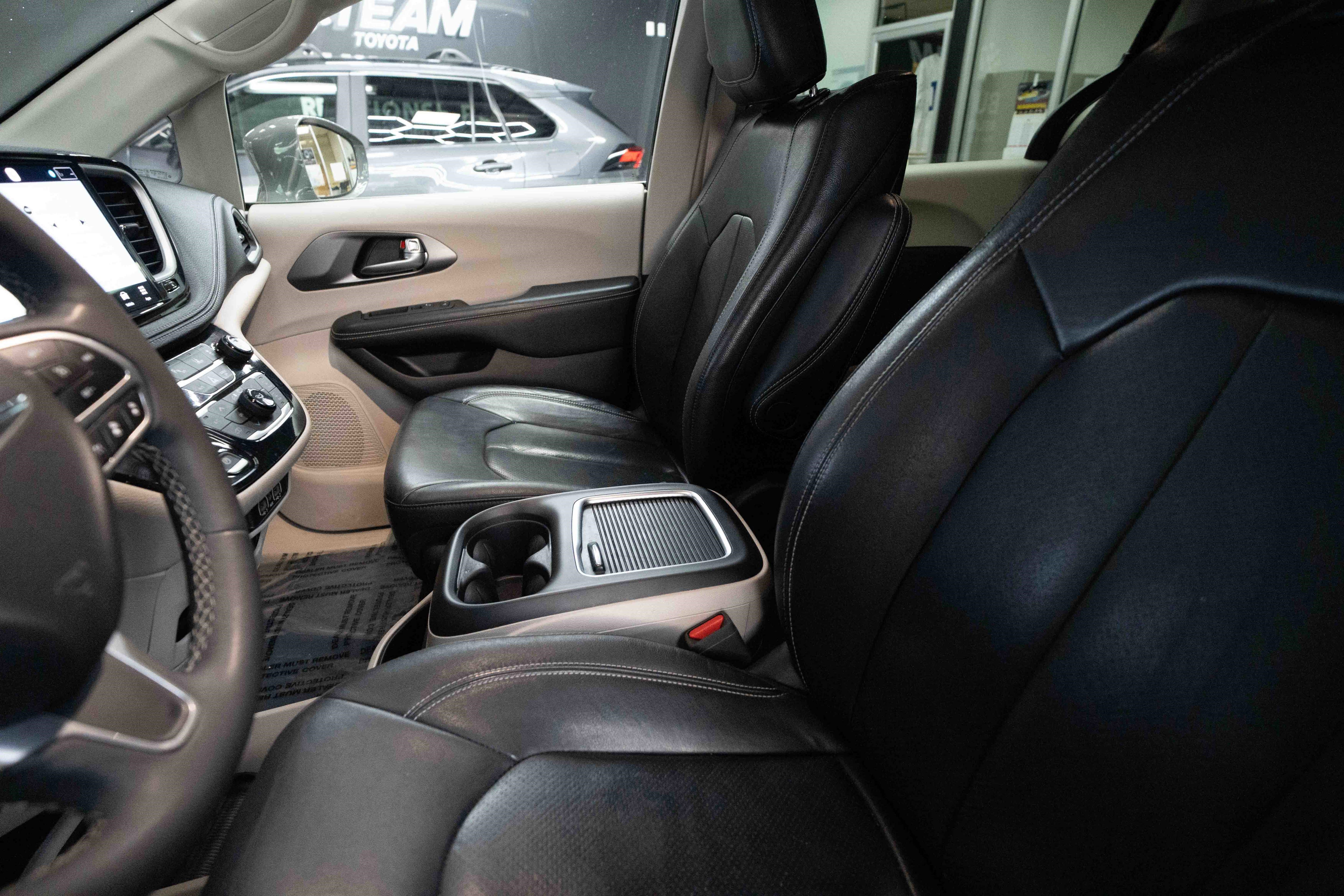 Used 2022 Chrysler Pacifica Touring-L w/ Uconnect Theater Family Group image 10